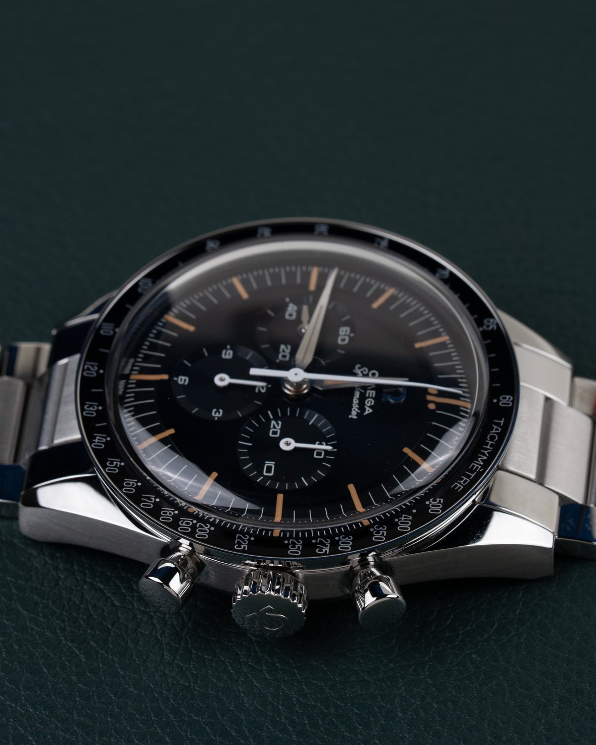 Omega Speedmaster First OMEGA in Space 310.30.40.50.06.001 - Ondersteboven aanzicht met de kroon en drukkers onderaan de kast