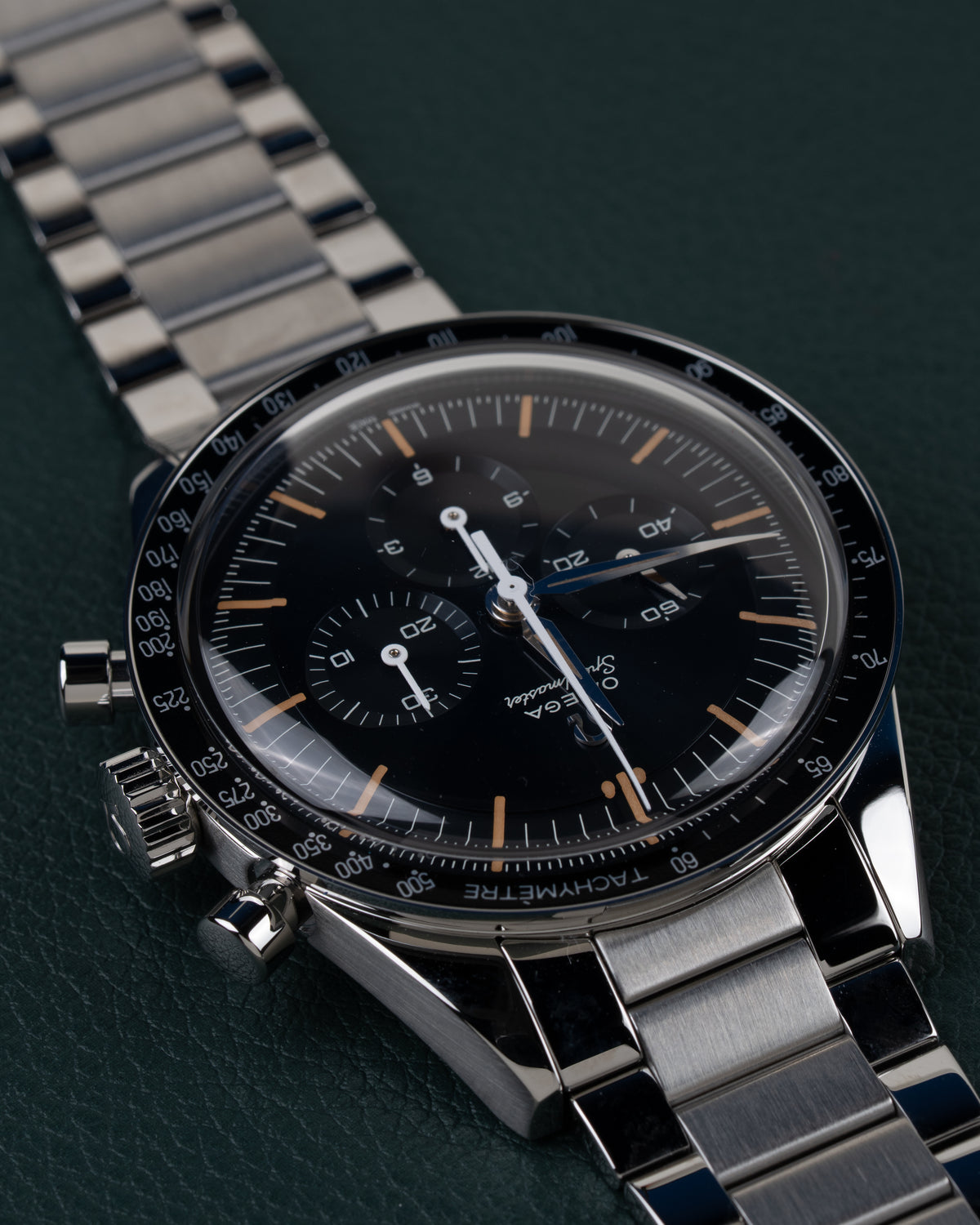 Omega Speedmaster First OMEGA in Space 310.30.40.50.06.001 - Frontaal aanzicht ondersteboven met de kroon en drukkers aan de linkerzijde
