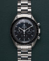 Omega Speedmaster Moonwatch 3570.50 - frontaal aanzicht van de zwarte Moonwatch-wijzerplaat met hesalietglas