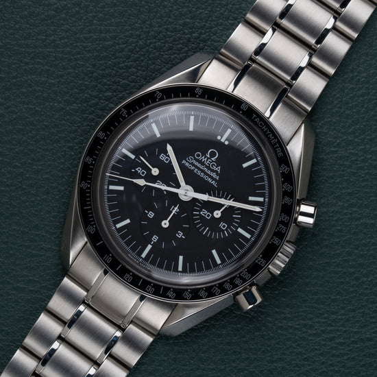 Omega Speedmaster Moonwatch 3570.50 - diagonaal aanzicht van het horloge, kroon en drukkers rechts