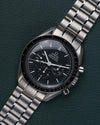 Omega Speedmaster Moonwatch 3570.50 - diagonaal aanzicht van het horloge, kroon en drukkers rechts