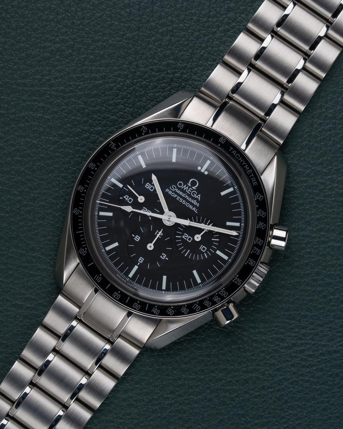 Omega Speedmaster Moonwatch 3570.50 - diagonaal aanzicht van het horloge, kroon en drukkers rechts