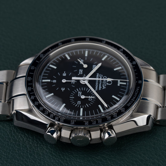 Omega Speedmaster Moonwatch 3570.50 - horloge 90 graden gedraaid gefotografeerd, kroon en drukkers onderaan
