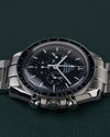Omega Speedmaster Moonwatch 3570.50 - horloge 90 graden gedraaid gefotografeerd, kroon en drukkers onderaan