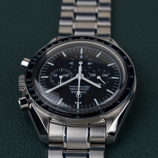 Omega Speedmaster Moonwatch 3570.50 - ondersteboven aanzicht van de wijzerplaat, kroon en drukkers links