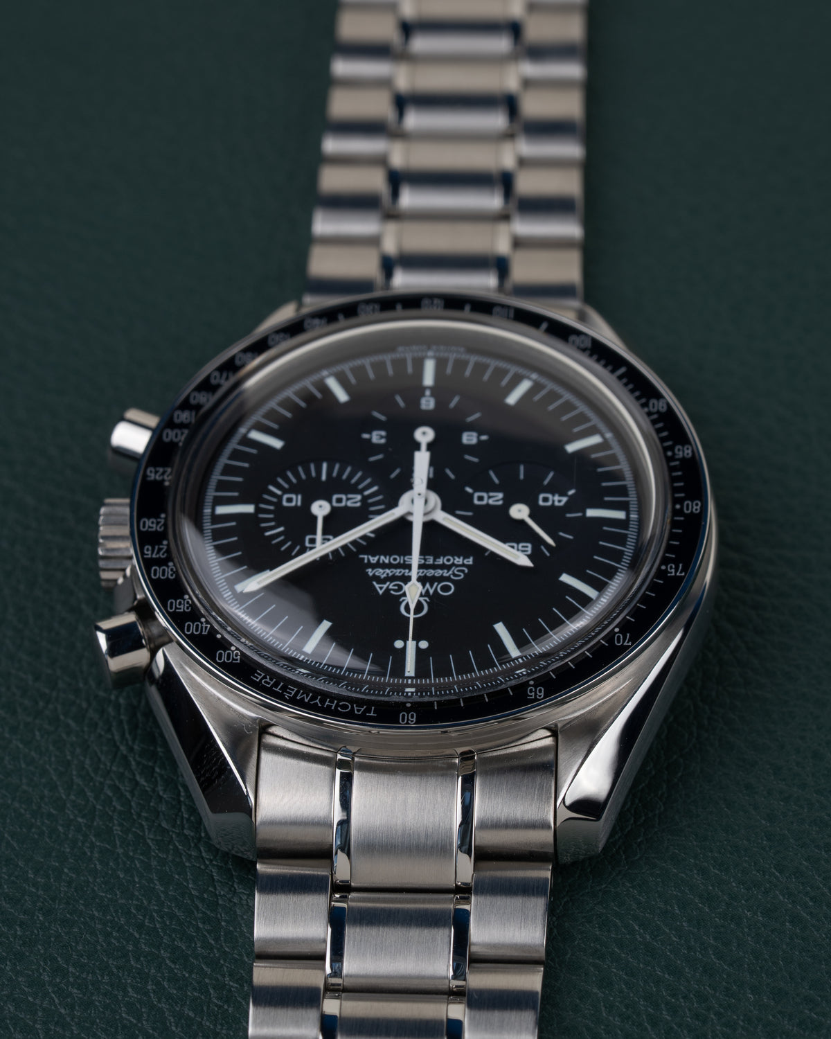 Omega Speedmaster Moonwatch 3570.50 - ondersteboven aanzicht van de wijzerplaat, kroon en drukkers links