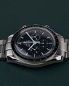 Omega Speedmaster Moonwatch 3570.50 - rechtstreeks van voren gefotografeerd met kroon en drukkers bovenaan