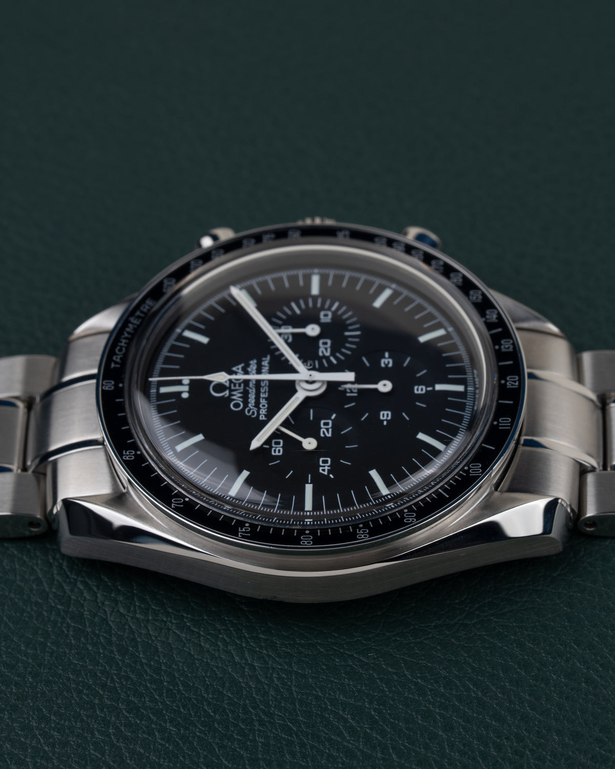 Omega Speedmaster Moonwatch 3570.50 - rechtstreeks van voren gefotografeerd met kroon en drukkers bovenaan