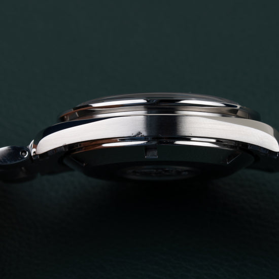 Omega Speedmaster Moonwatch 3570.50 - close-up van het kastprofiel met hesalietglas van opzij