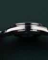 Omega Speedmaster Moonwatch 3570.50 - close-up van het kastprofiel met hesalietglas van opzij