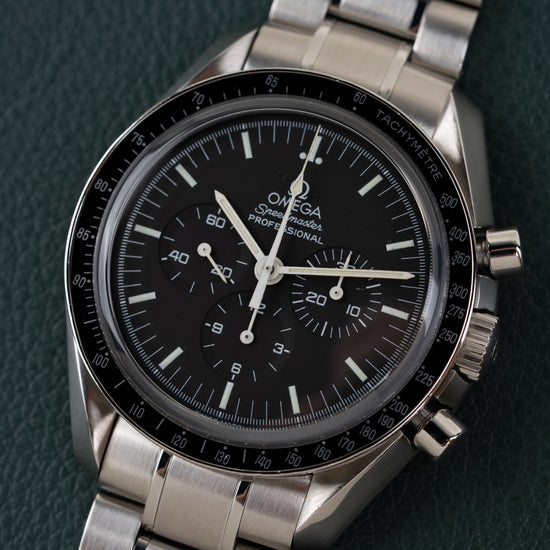 Omega Speedmaster Professional Moonwatch 3573.50 - close-up frontaal onder een hoek met matzwarte wijzerplaat en zwarte tachymeterlunette