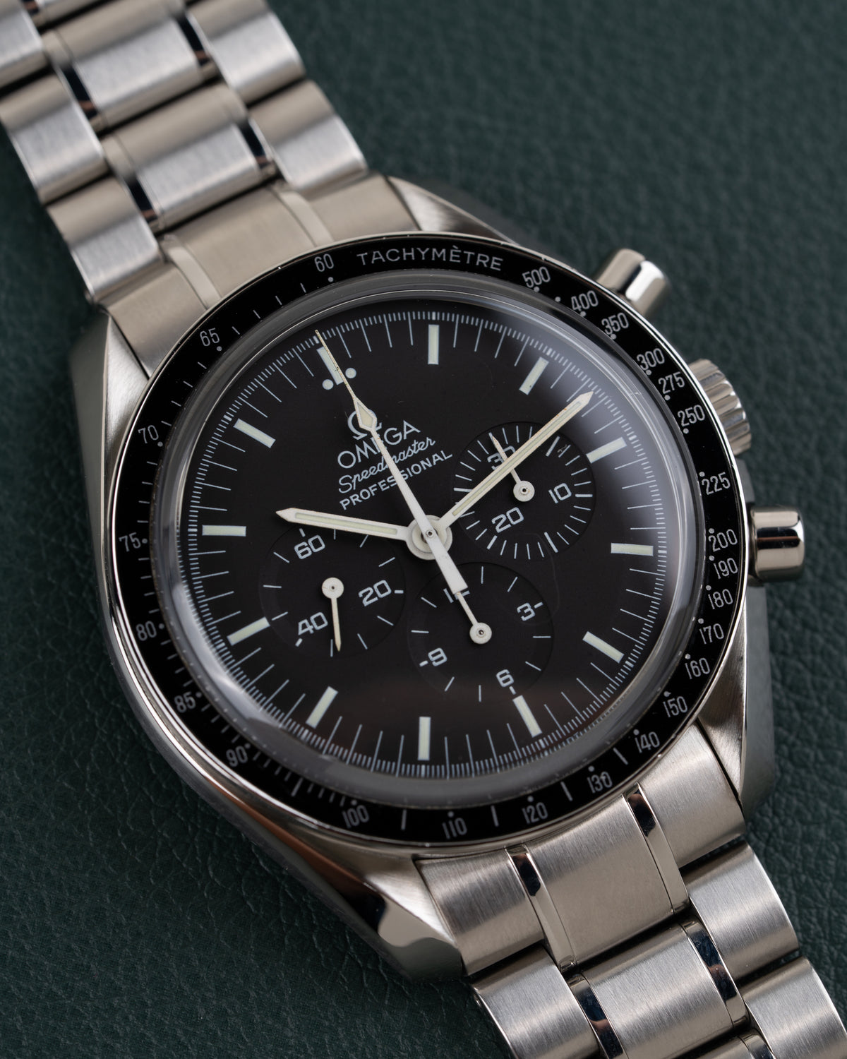 Omega Speedmaster Professional Moonwatch 3573.50 - frontaal aanzicht met stalen kroon en drukknoppen aan de rechterzijde