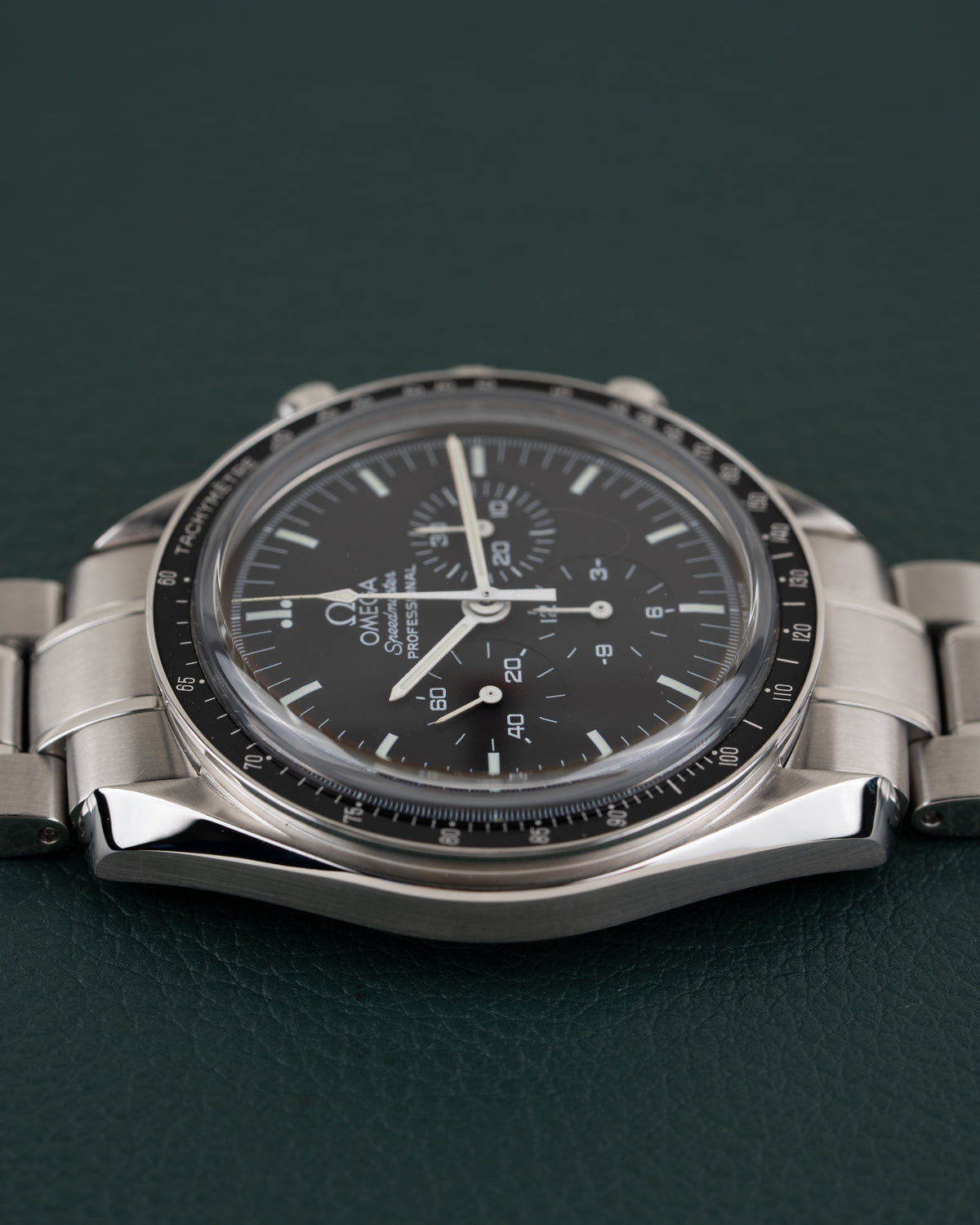 Omega Speedmaster Professional Moonwatch 3573.50 - onderaanzicht met gladde stalen kast en tachymeterschaal op de lunette