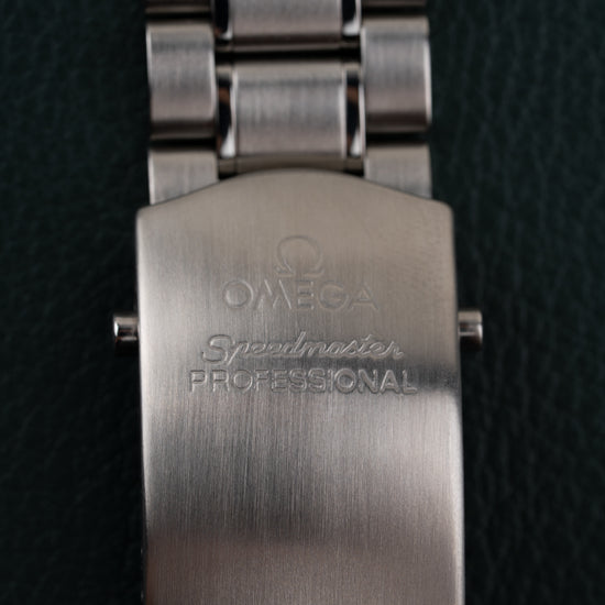 Omega Speedmaster Professional Moonwatch 3573.50 - close-up van de vouwsluiting met Omega Speedmaster Professional gravure