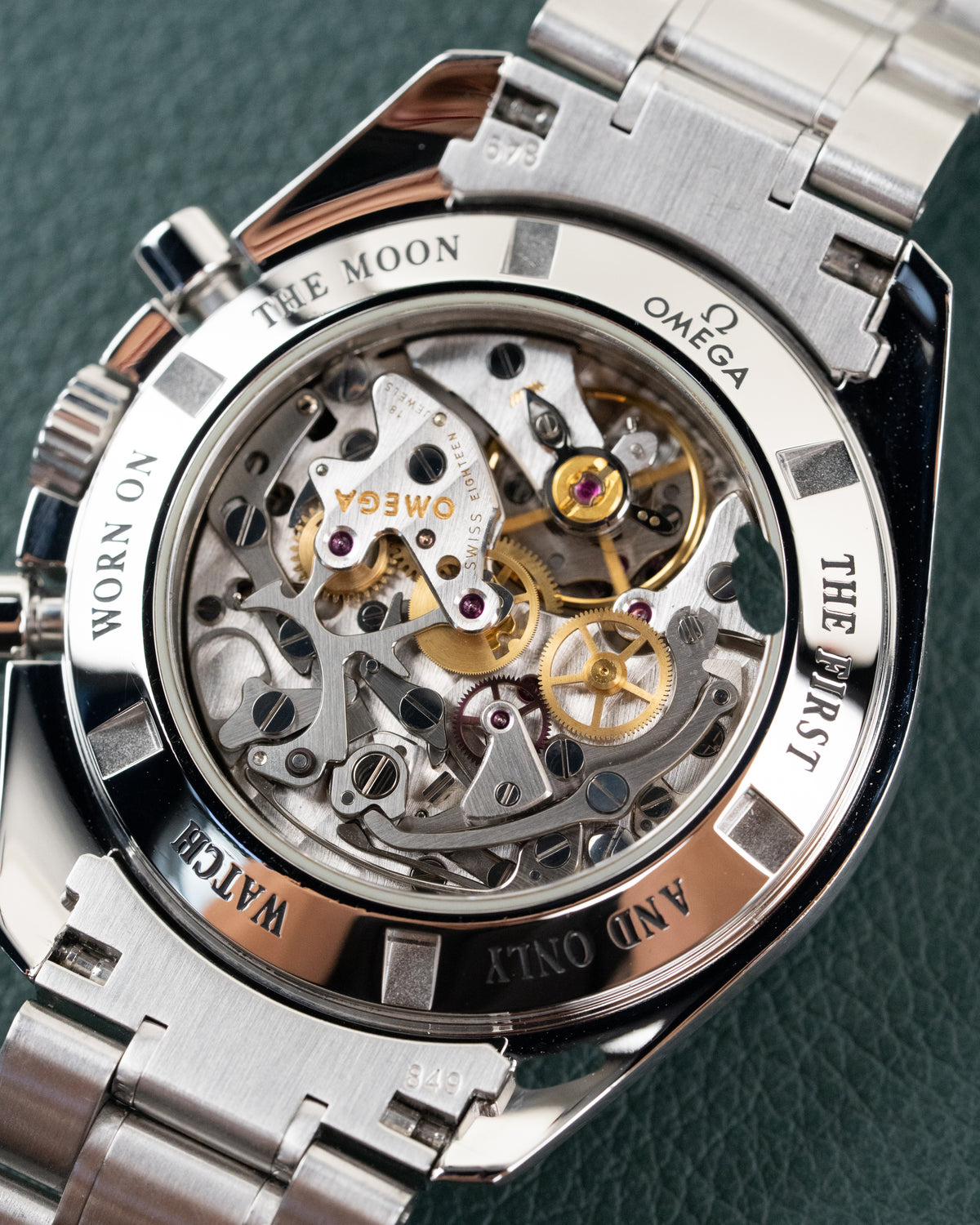 Omega Speedmaster Professional Moonwatch 3573.50 - doorzichtige saffierglazen caseback onder een hoek met zicht op het handopwindende uurwerk en gravure The First Watch Worn On The Moon