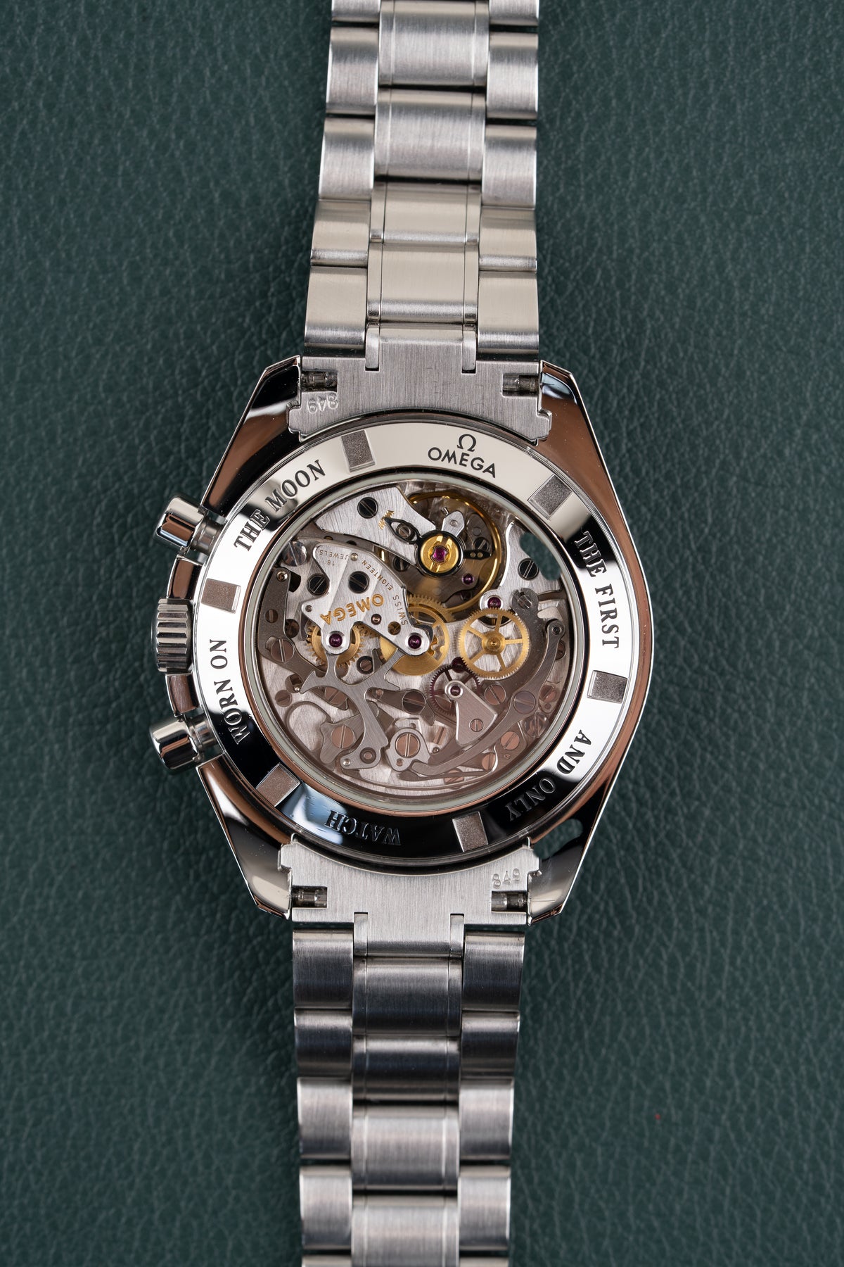 Omega Speedmaster Professional Moonwatch 3573.50 - doorzichtige saffierglazen caseback recht van boven met zicht op het uurwerk en gravure The First Watch Worn On The Moon