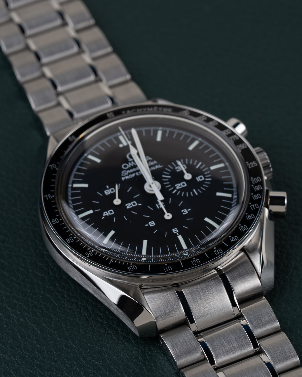 Omega Speedmaster Professional Moonwatch 3570.50 - frontale close-up onder een hoek met kroon en drukknop aan de rechterzijde