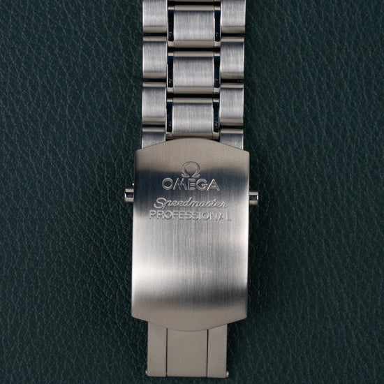 Omega Speedmaster Professional Moonwatch 3570.50 - close-up van de vouwsluiting met Omega Speedmaster Professional gravure