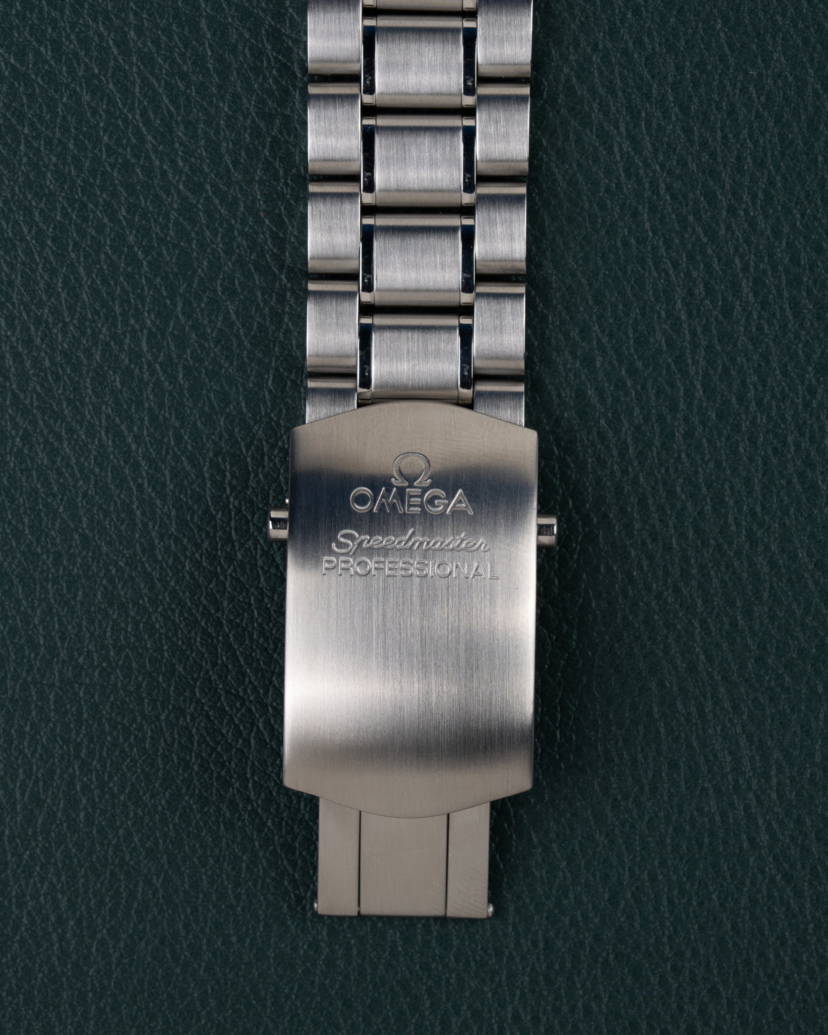 Omega Speedmaster Professional Moonwatch 3570.50 - close-up van de vouwsluiting met Omega Speedmaster Professional gravure
