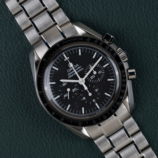 Omega Speedmaster Professional Moonwatch 3570.50 - frontaal aanzicht onder een hoek met kroon en drukknoppen aan de rechterzijde