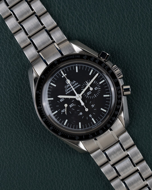 Omega Speedmaster Professional Moonwatch 3570.50 - frontaal aanzicht onder een hoek met kroon en drukknoppen aan de rechterzijde