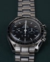 Omega Speedmaster Professional Moonwatch 3570.50 - close-up frontaal onder een andere hoek met kroon en drukknoppen aan de rechterzijde