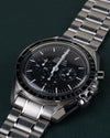 Omega Speedmaster Professional Moonwatch 3570.50 - close-up onder een lichte hoek met kroon en drukknop scherp in beeld