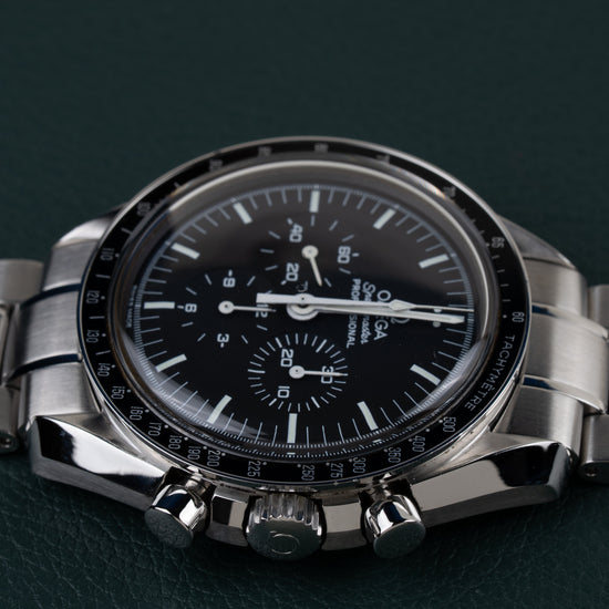 Omega Speedmaster Professional Moonwatch 3570.50 - onderaanzicht met de gegroefde kroon en twee drukknoppen onderaan de kast