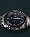 Omega Speedmaster Professional Moonwatch 3570.50 - onderaanzicht met de gegroefde kroon en twee drukknoppen onderaan de kast