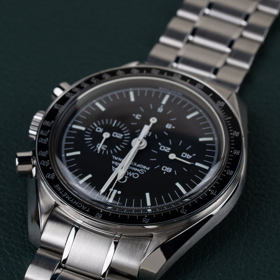 Omega Speedmaster Professional Moonwatch 3570.50 - close-up onder een hoek ondersteboven met de kroon scherp in beeld