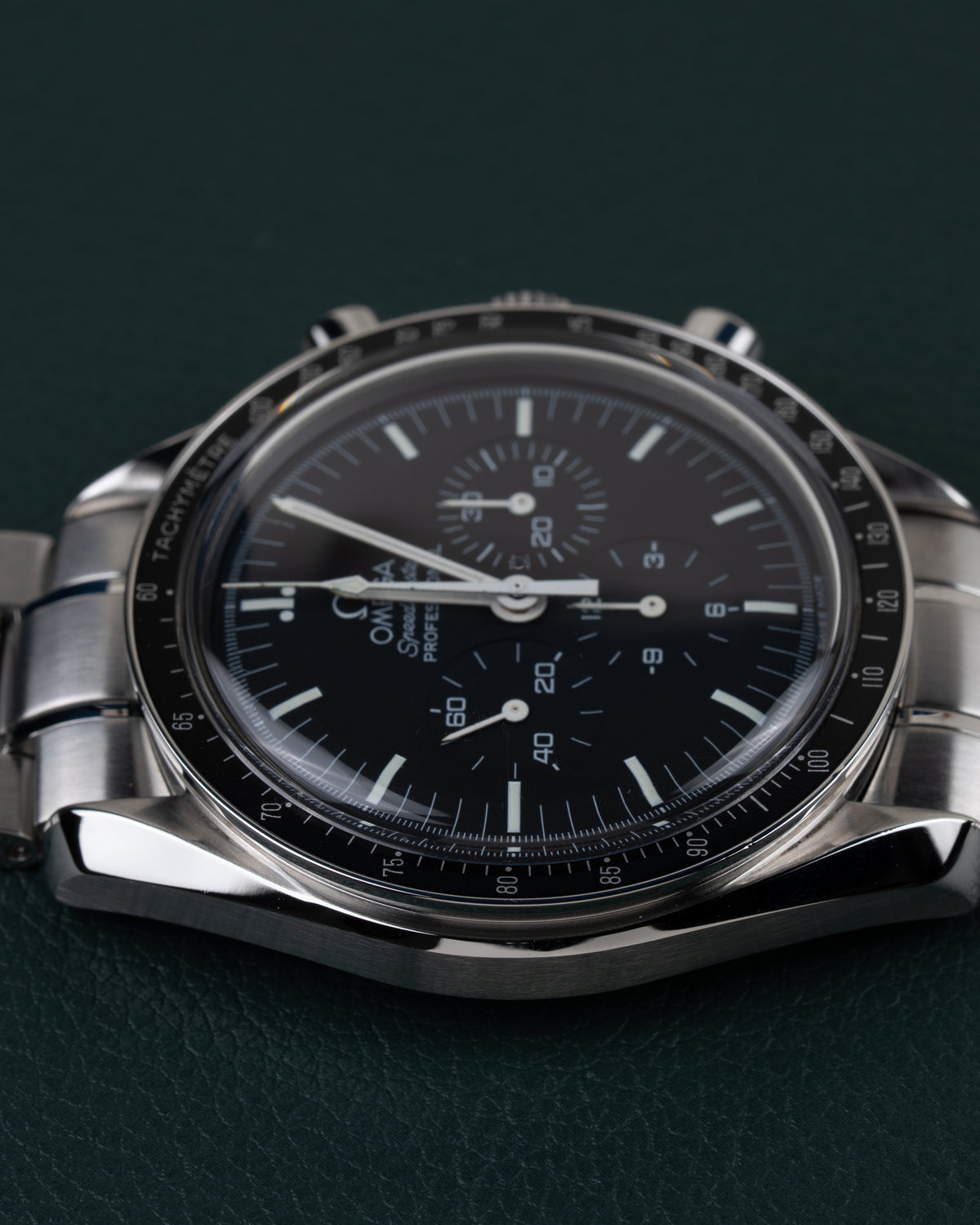 Omega Speedmaster Professional Moonwatch 3572.50 - bovenaanzicht met kroon en drukknoppen boven de kast