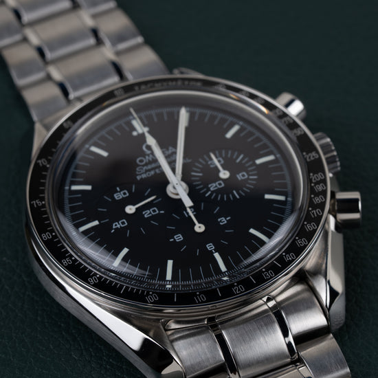 Omega Speedmaster Professional Moonwatch 3572.50 - frontale close-up onder een hoek met kroon en drukknop aan de rechterzijde