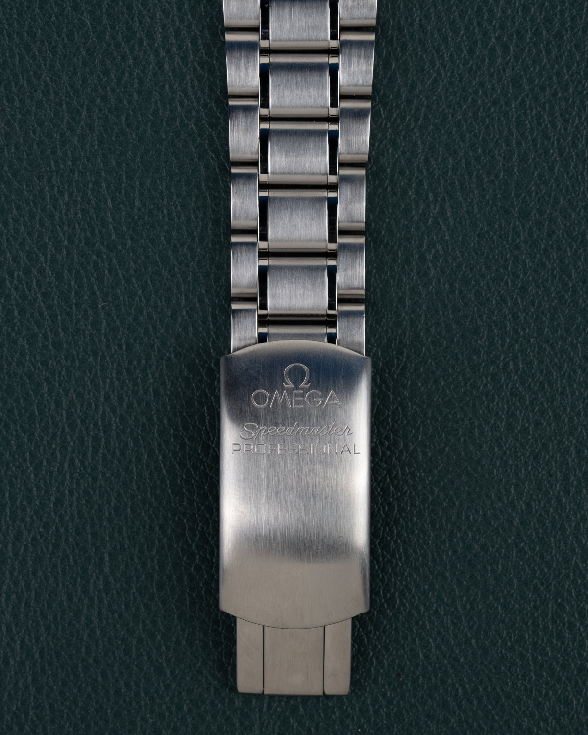 Omega Speedmaster Professional Moonwatch 3572.50 - close-up van de vouwsluiting met Omega Speedmaster Professional gravure