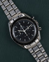 Omega Speedmaster Professional Moonwatch 3572.50 - frontaal aanzicht onder een hoek met kroon en drukknoppen aan de rechterzijde