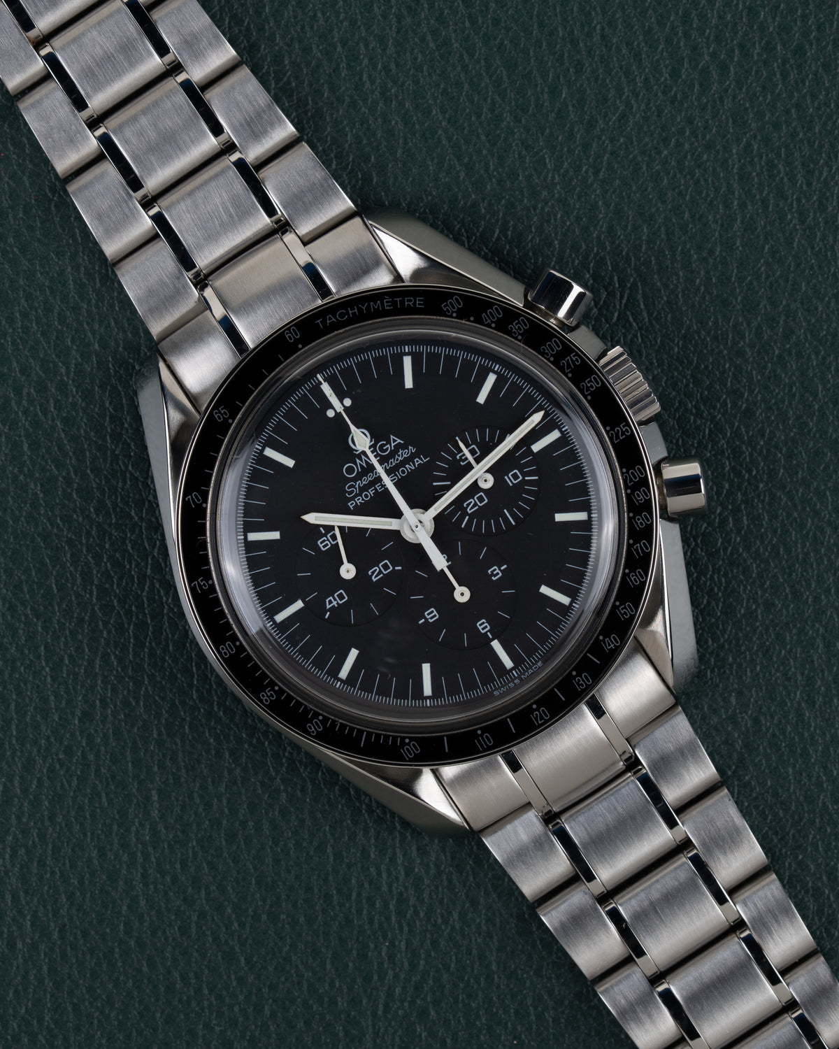 Omega Speedmaster Professional Moonwatch 3572.50 - frontaal aanzicht onder een hoek met kroon en drukknoppen aan de rechterzijde
