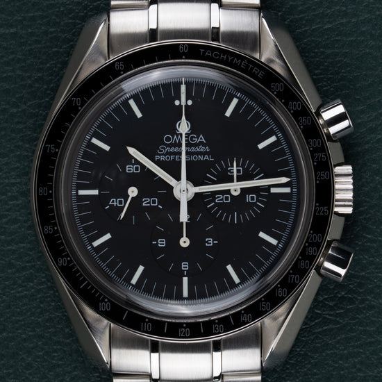 Omega Speedmaster Professional Moonwatch 3572.50 - volledig horloge recht van boven met stalen armband