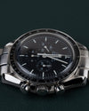 Omega Speedmaster Professional Moonwatch 3572.50 - onderaanzicht met de gegroefde kroon en twee drukknoppen onderaan de kast