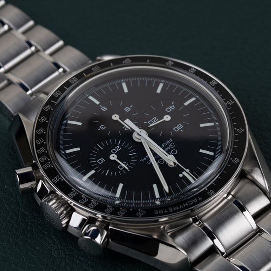 Omega Speedmaster Professional Moonwatch 3572.50 - zijaanzicht ondersteboven met kroon en drukknoppen aan de linkerzijde