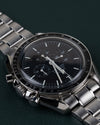 Omega Speedmaster Professional Moonwatch 3572.50 - zijaanzicht ondersteboven met kroon en drukknoppen aan de linkerzijde