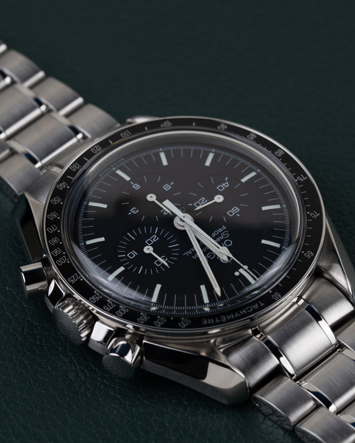 Omega Speedmaster Professional Moonwatch 3572.50 - zijaanzicht ondersteboven met kroon en drukknoppen aan de linkerzijde