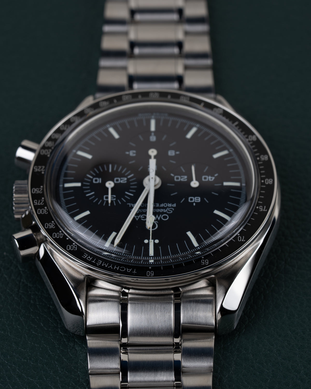 Omega Speedmaster Professional Moonwatch 3572.50 - frontaal aanzicht ondersteboven met kroon en drukknoppen aan de linkerzijde
