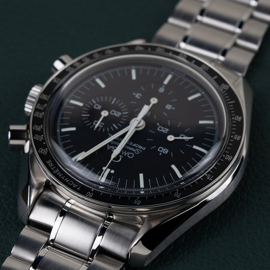Omega Speedmaster Professional Moonwatch 3572.50 - close-up onder een hoek ondersteboven met de kroon scherp in beeld
