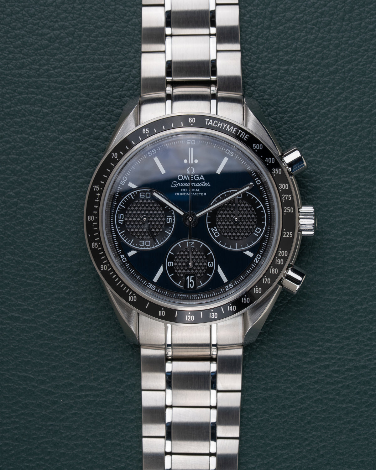 Omega Speedmaster Racing 326.30.40.50.03.001 - frontaal aanzicht van de blauwe wijzerplaat met getextureerde subwijzerplaten