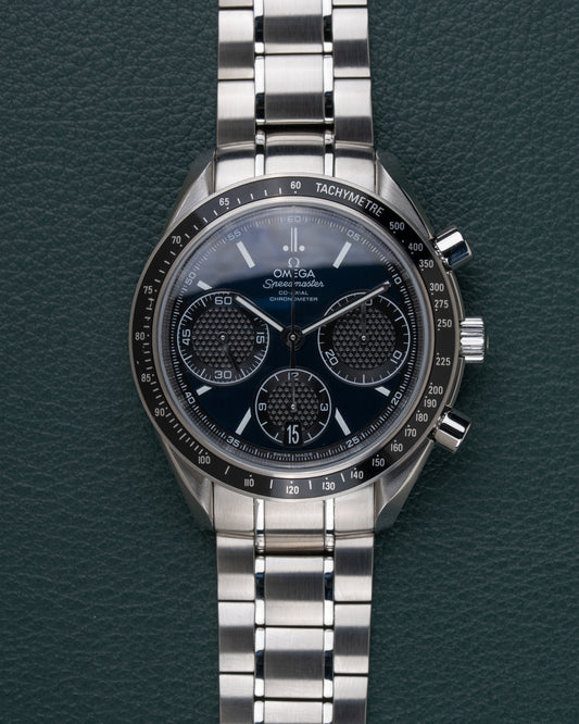 Omega Speedmaster Racing 326.30.40.50.03.001 - frontaal aanzicht van de blauwe wijzerplaat met getextureerde subwijzerplaten