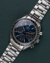 Omega Speedmaster Racing 326.30.40.50.03.001 - diagonaal aanzicht van het horloge, kroon en drukkers rechts