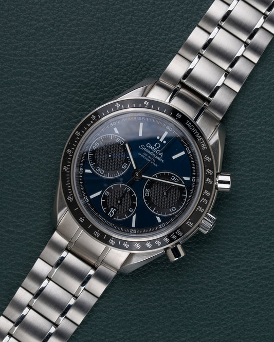 Omega Speedmaster Racing 326.30.40.50.03.001 - diagonaal aanzicht van het horloge, kroon en drukkers rechts