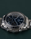 Omega Speedmaster Racing 326.30.40.50.03.001 - horloge 90 graden gedraaid gefotografeerd, kroon en drukkers onderaan