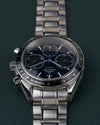 Omega Speedmaster Racing 326.30.40.50.03.001 - ondersteboven aanzicht van de wijzerplaat, kroon en drukkers links