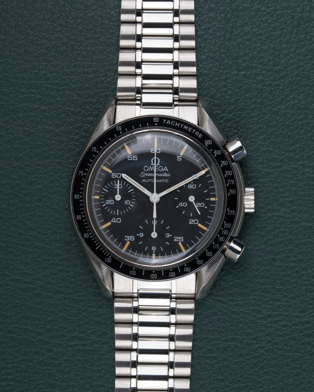 Omega Speedmaster Reduced Tritium 3510.50 - frontaal aanzicht van de zwarte wijzerplaat met warme tritium-patina op de indexen