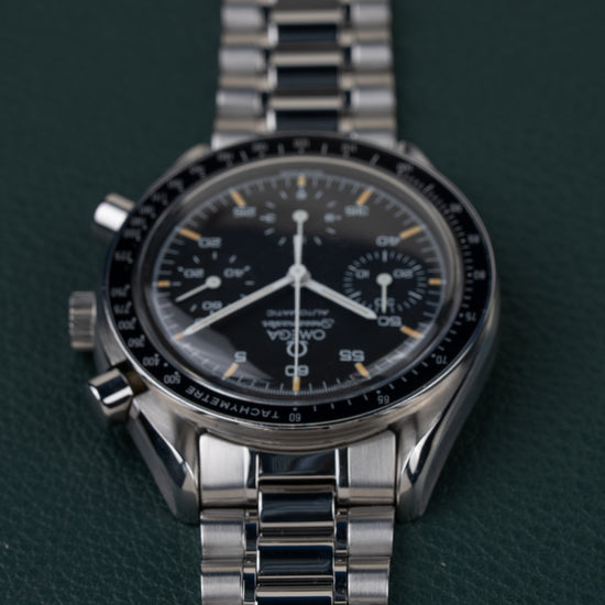 Omega Speedmaster Reduced Tritium 3510.50 - ondersteboven aanzicht van de wijzerplaat, kroon en drukkers links